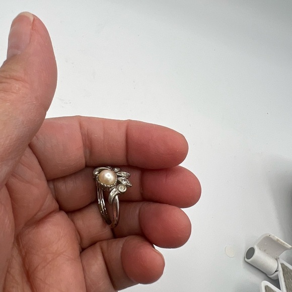 Avon Silver Ring with Pearl and Crystal Accents - Picture 3 of 10